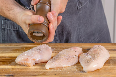 Fleisch salzen und pfeffern