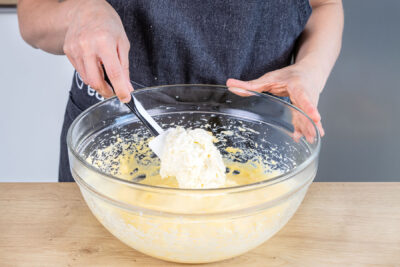 Sahne unter Pudding heben