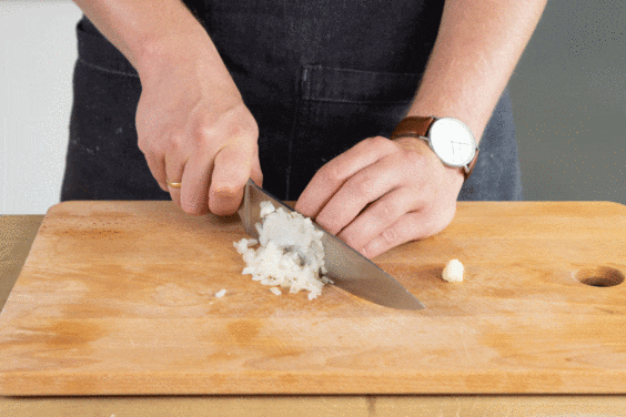 Zwiebeln klein schneiden und Knoblauch pressen