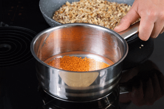 Rote Linsen einer Prise Salz bissfest kochen.
