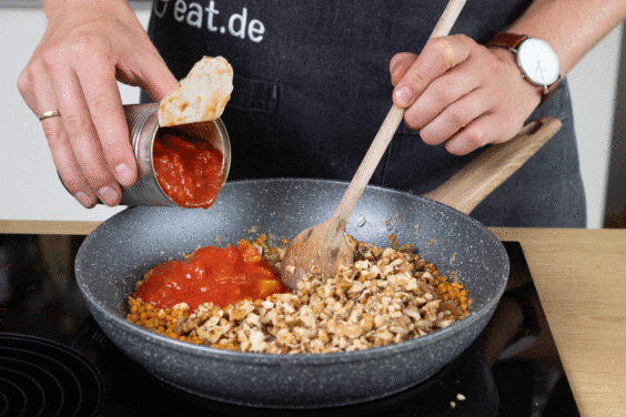 Walnüsse und gehackte Tomaten aus der Dose dazu geben.