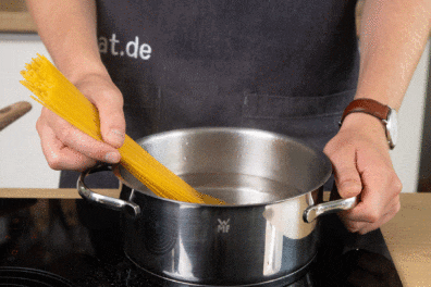 Spaghetti al dente kochen.