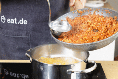 Pastawasser zu der Soße geben.