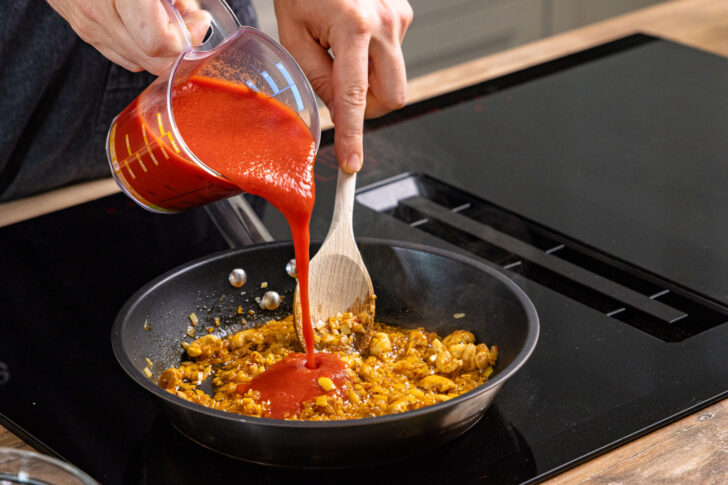 Passierte Tomaten dazugeben