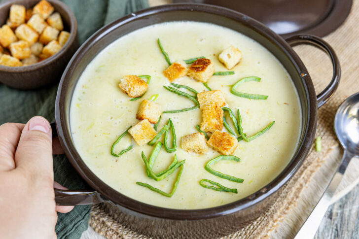 Vegetarische Käse-Lauch-Suppe servieren
