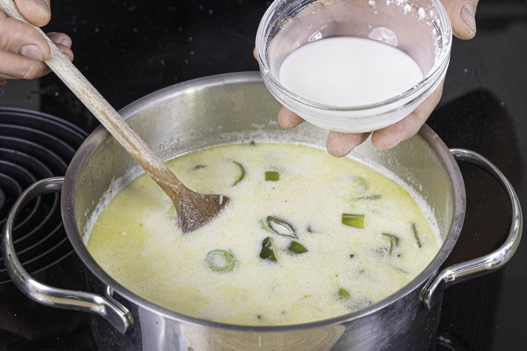 Vegetarische Käse-Lauch-Suppe mit in Wasser gelöster Stärke andicken