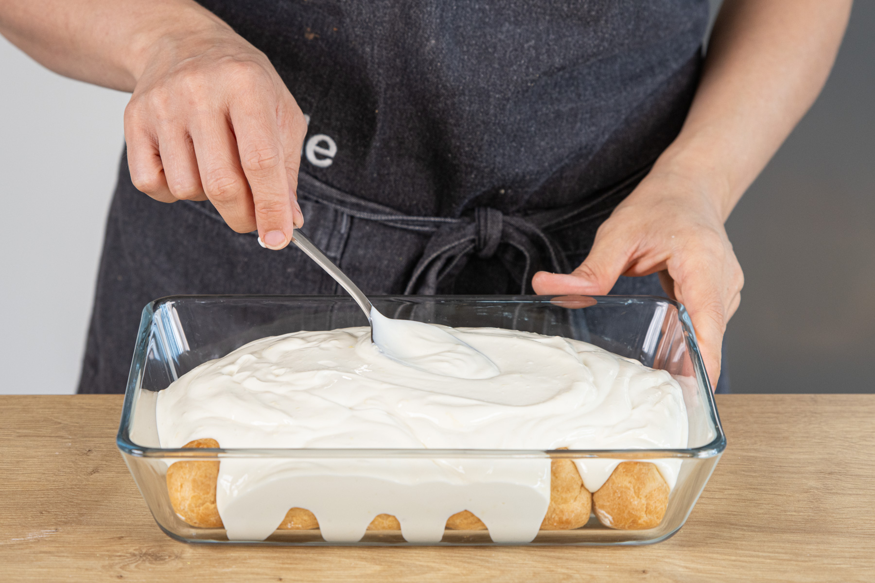 Quarkcreme auf den Windbeuteln verstreichen