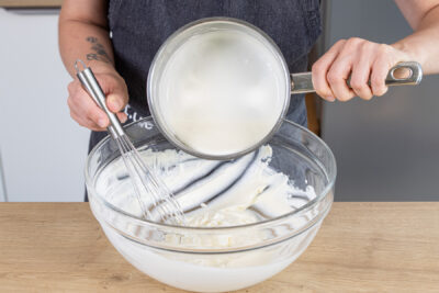 Creme für die Windbeuteltorte anrühren