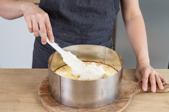 Creme auf dem Boden verstreichen
