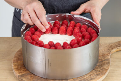 Windbeuteltorte mit Himbeeren dekorieren