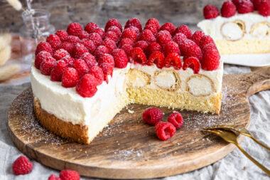 Windbeuteltorte mit Himbeeren