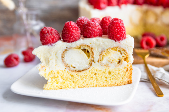 Windbeuteltorte mit Himbeeren