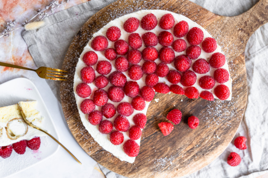 Windbeuteltorte mit Himbeeren
