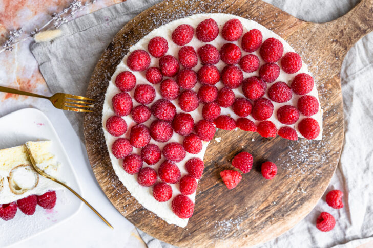 Windbeuteltorte mit Himbeeren