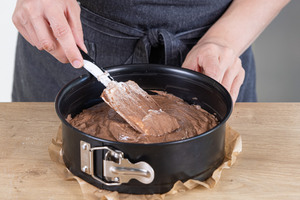 Biskuit für die Yogurette-Torte backen