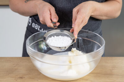 Creme für die Yogurette-Torte verrühren