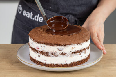 Yogurette-Torte dekorieren