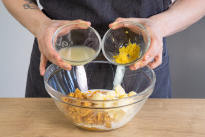 Zitronensaft und Schale dazugeben