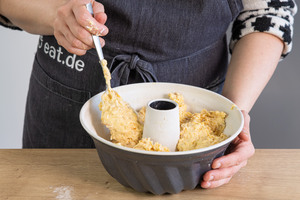 Teig für den Zitronenkuchen ohne Zucker in die Form füllen
