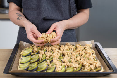 Zwetschgenkuchen mit Streusel belegen