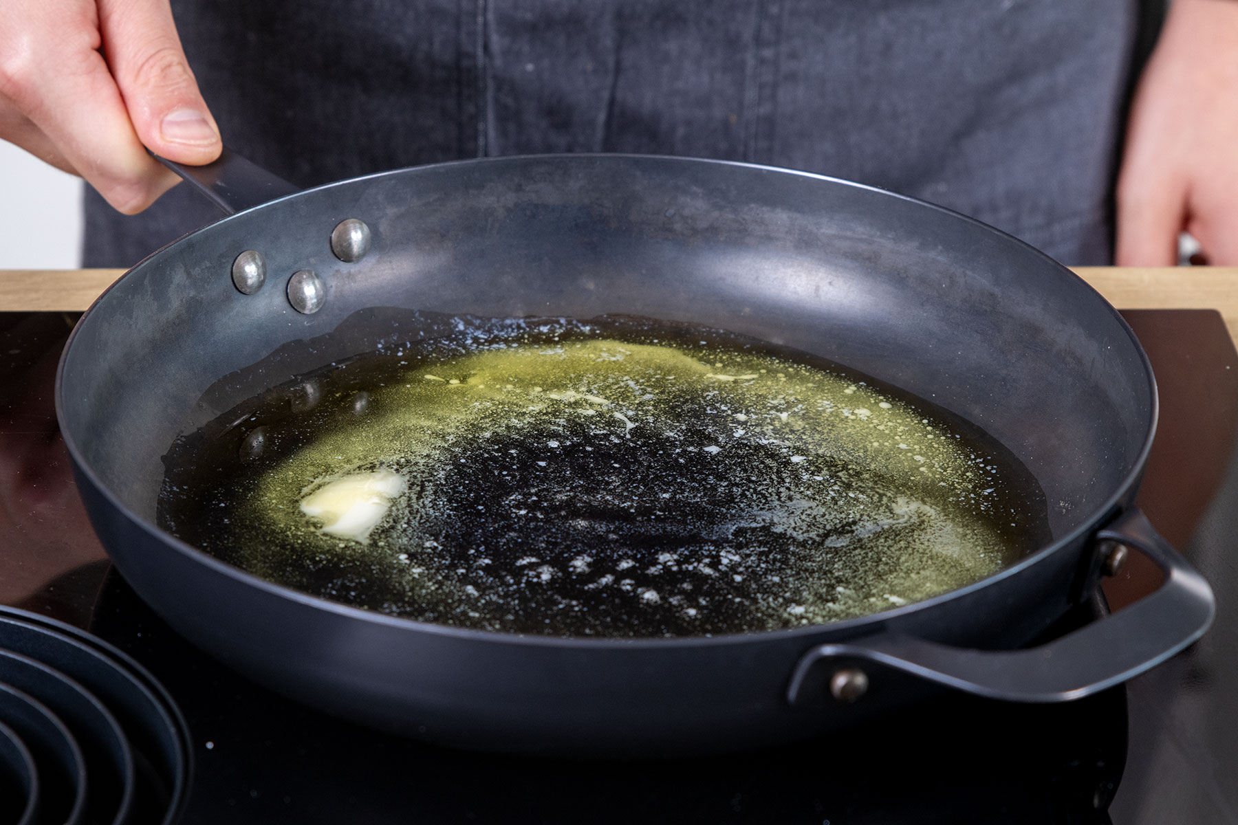Butter und Öl in der Pfanne erhitzen