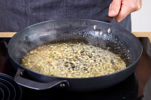 Sardellen, Kapern und Knoblauch anbraten