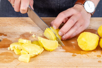 Kartoffeln für das Berliner Bauernfrühstück Hoppel Poppel in Scheiben schneiden