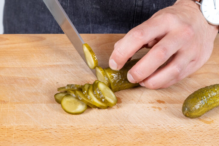 Gewürzgurken für das Hoppel Poppel Gericht in Scheiben schneiden