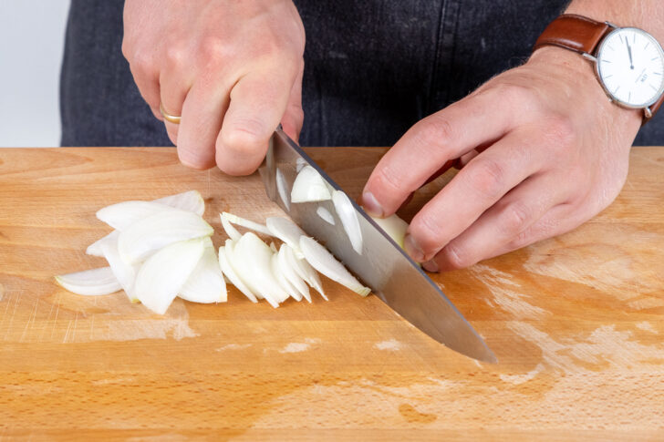 Für Hoppel Poppel Zwiebel in Streifen schneiden