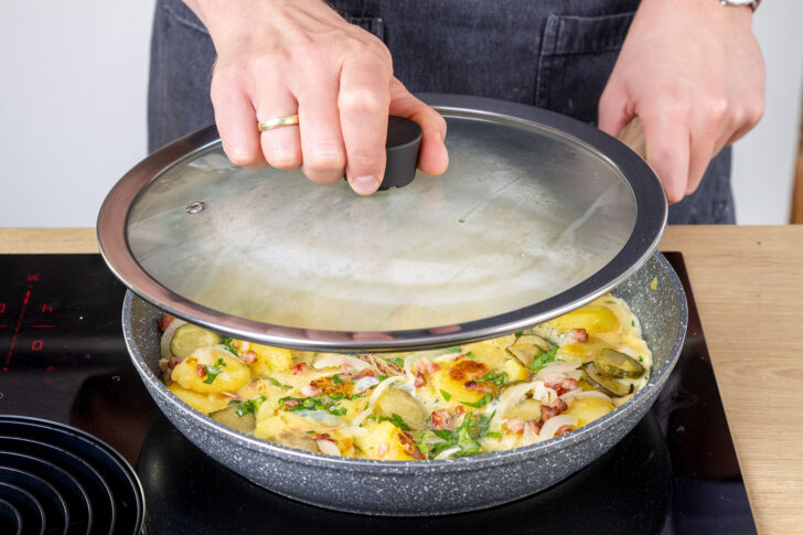 Ei des Berliner Hoppel Poppel mit Deckel bedecken und stocken lassen