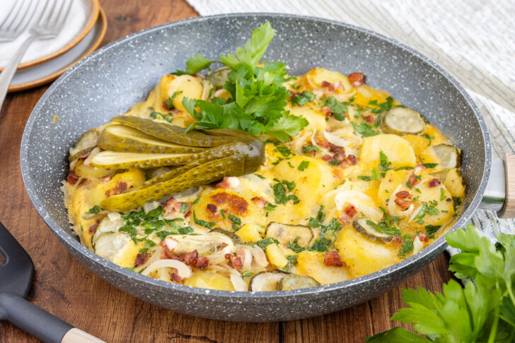 Original Berliner Hoppel Poppel - DDR-Bauernfrühstück aus knusprigen Pellkartoffeln, Speck, Gewürzgurken & cremig gestocktem Ei