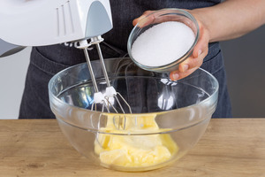 Zucker zur Butter geben