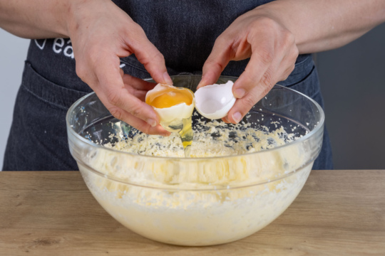 Eier unter die Butter rühren