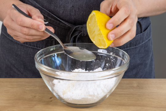 Zitronensaft mit Puderzucker mischen