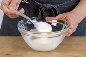 Zuckerguss verrühren
