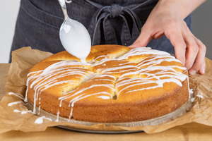 Birnenkuchen mit Zuckerguss überziehen