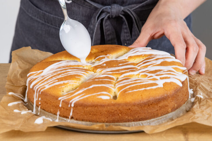 Birnenkuchen mit Zuckerguss überziehen