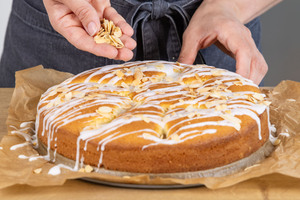 Birnenkuchen mit Mandeln bestreuen