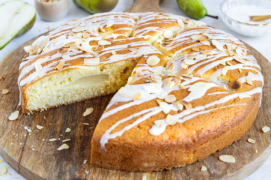 Birnenkuchen mit frischen Birnen