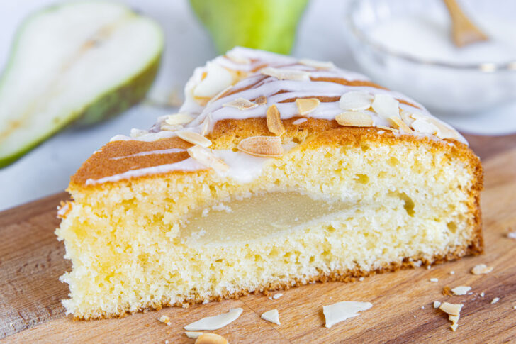 Birnenkuchen mit frischen Birnen