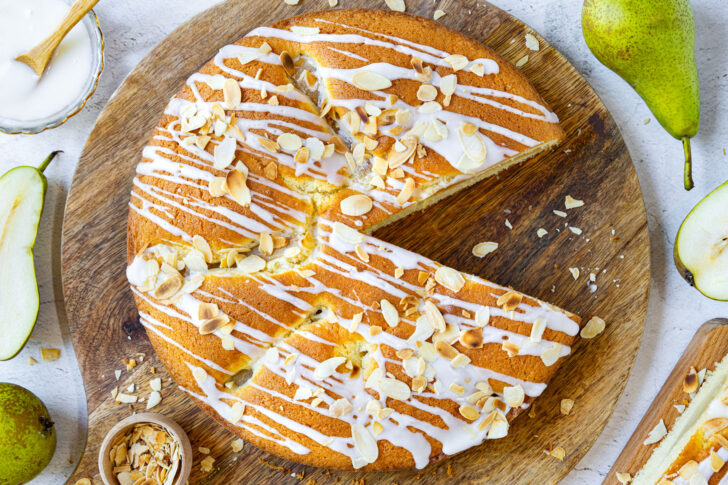Birnenkuchen mit frischen Birnen