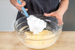 Eischnee zur Ei-Masse geben