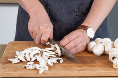 Champignons in Scheiben schneiden