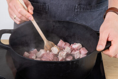 Kalb für das Blanquette de veau anbraten