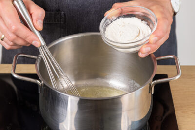 Mehlschwitze für das Blanquette de veau herstellen