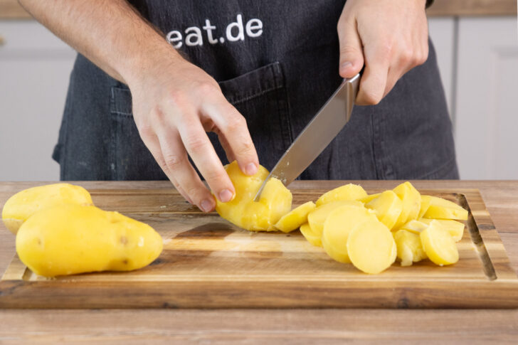 Die gekochten Kartoffeln vom Vortag in Scheiben schneiden. 