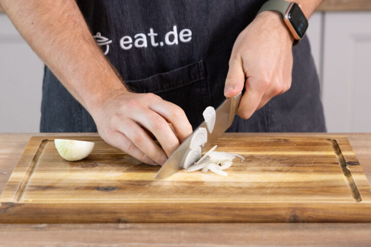 Die Zwiebel schälen und in feine Streifen schneiden.