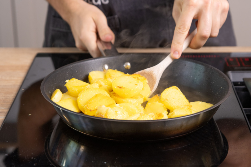 Kartoffeln in Öl anbraten.