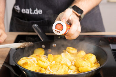 Die Kartoffeln mit Paprika, Salz & Pfeffer würzen.