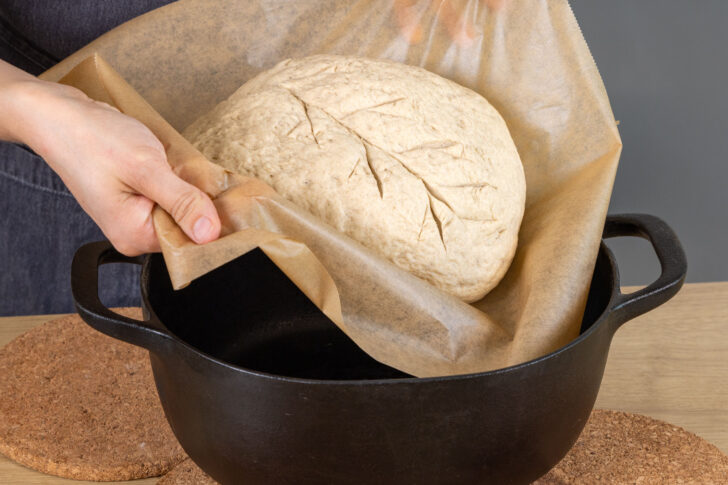 Brot in Topf legen